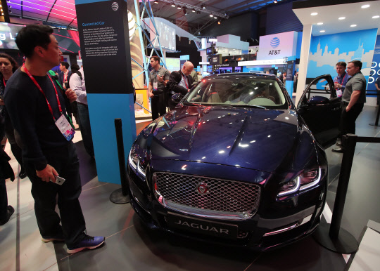 27일(현지시간) 세계 최대 모바일 전시회 '모바일 월드 콩그레스(MWC) 2017'이 열린 스페인 바르셀로나 피라 그란비아 내 AT&T 부스에 커넥티드 차량이 전시돼 있다.